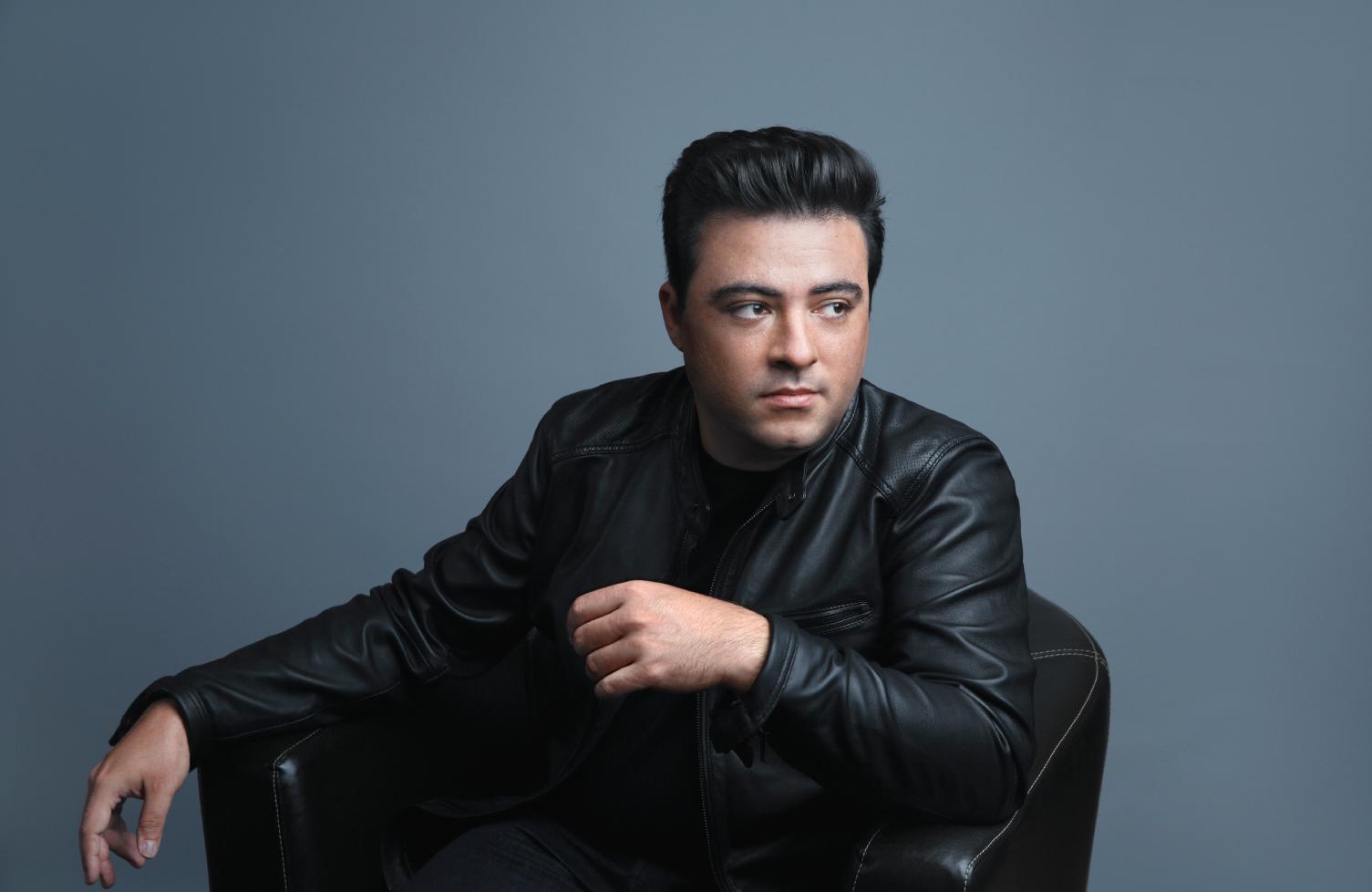 Az improvizáció ünnepe - Balázs János zongoraestje Balázs János Kossuth-díjas zongoraművész Cziffra György születésének 100. évfordulójára készítette el ImprovisArt című lemezét, melyen az improvizációkon, átiratokon és parafrázisokon keresztül nyilvánul meg az alkotóművész és előadóművész szerves egysége, művészi párbeszéde. Az album nemzetközi sikerét jelzi, hogy 2022-ben a new yorki Music International Grand Prix nyertese és közönségdíjasa lett. A koncert első felében e lemez anyaga szolgál majd kiindulópontul, abban azonban biztosak lehetünk, hogy a többek között Paganini, Schumann, Puccini és Verdi műveit felelevenítő, a zene és az improvizáció szabadságát hirdető zenei utazásnak semmi sem szab majd határt. Balázs János számos saját átiratot is megszólaltat, de természetesen Liszt Ferenc és Cziffra György fergetegesen virtuóz attitűdje is megmutatkozik a koncerten, s ha mindez még nem volna elég, a közönség, ha úgy tetszik, próbára teheti majd a művészt, aki az est további részében arra vállalkozik, hogy az ott helyben megadott művekre, dallamokra improvizáljon. A Filharmónia Magyarország és a Cziffra Fesztivál közös koncertsorozatának aktuális estje olyan egyedi koncepciót tár a hallgatóság elé, ami nem csak egy letűnt hagyományt elevenít fel, de a közelgő advent, az ünnepvárás időszakát is kellően megalapozza. A Cziffra Fesztivál és a Filharmónia Magyarország közös koncertje. A Cziffra Fesztivál támogatója a Bethlen Gábor Alapkezelő Zrt.,valamint a Miniszterelnökség.