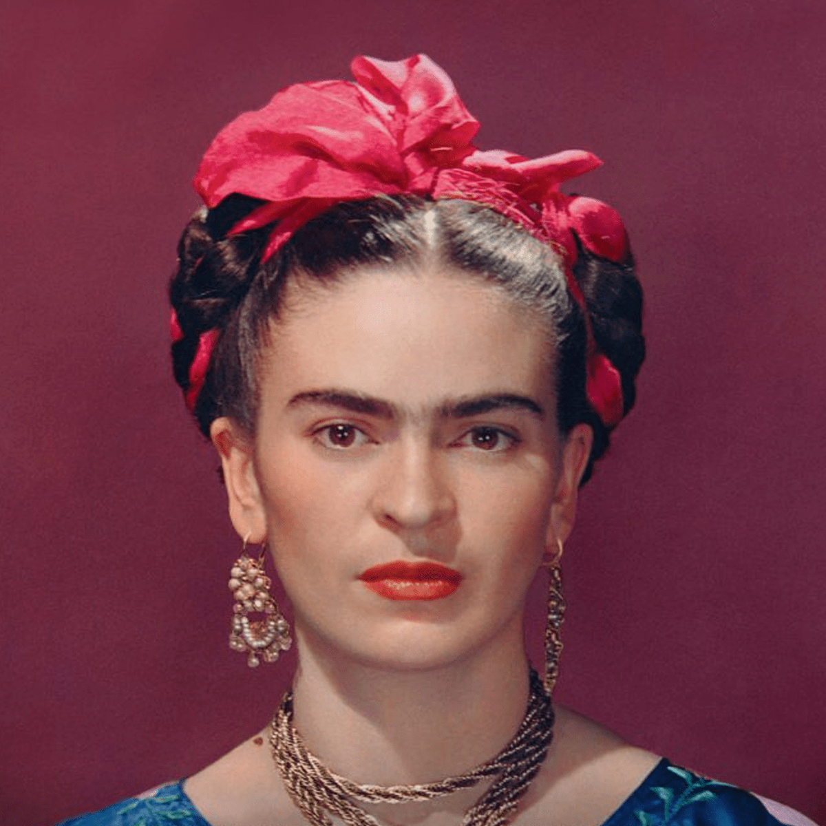 EXHIBITION: FRIDA HA OTTHON MOZI R.: Ali Ray SZ.: Díana Bermudez Ki volt az a nő, aki a ragyogó színek, a buja szemöldök és a virágkoszorúk mögött rejtőzött? Ássa bele magát egy igazi ikon életművébe, fedezze fel nagyságát, és tárja fel a gyakran viharos élete mögött húzódó élettapasztalatokat! A legújabb technológiát felhasználva – amely korábban elképzelhetetlen minőséget biztosít – mélyrehatóan megvizsgáljuk karrierje legfontosabb műveit. Ez a Kahlo levelei alapján készült, meghatározó dokumentumfilm rekonstruálja a címszereplő legmélyebb érzelmeit, és megfejteti a művészetében rejlő szimbolikát. Az Exhibition on Screen védjegyévé vált interjúk, kommentárok és művészettörténészi-kurátori méltatások egy életet habzsoló, élénk palettájú művészt jelenítek meg. Ez a meghitt film kiváltságos hozzáférést biztosít műveihez, és rávilágít lázas kreativitásának forrására, rugalmasságára és páratlan élet-, politika-, férfi- és nőszomjára. Bármelyik korábbi filmnél mélyebbre ástunk, világhírű Kahlo-szakértőkkel működtünk együtt, hogy feltárjuk Ön előtt, milyen nagyszerű művész volt; hogy Ön megismerhesse az igazi Frida Kahlót! A film nagy részét Mexikóvárosban forgattuk, többek között Kahlo otthonában, a „Kék házban”. Helyfoglalás Filmharmónia bérlettel: https://otthon-mozi.jegy.hu/seasonpackage