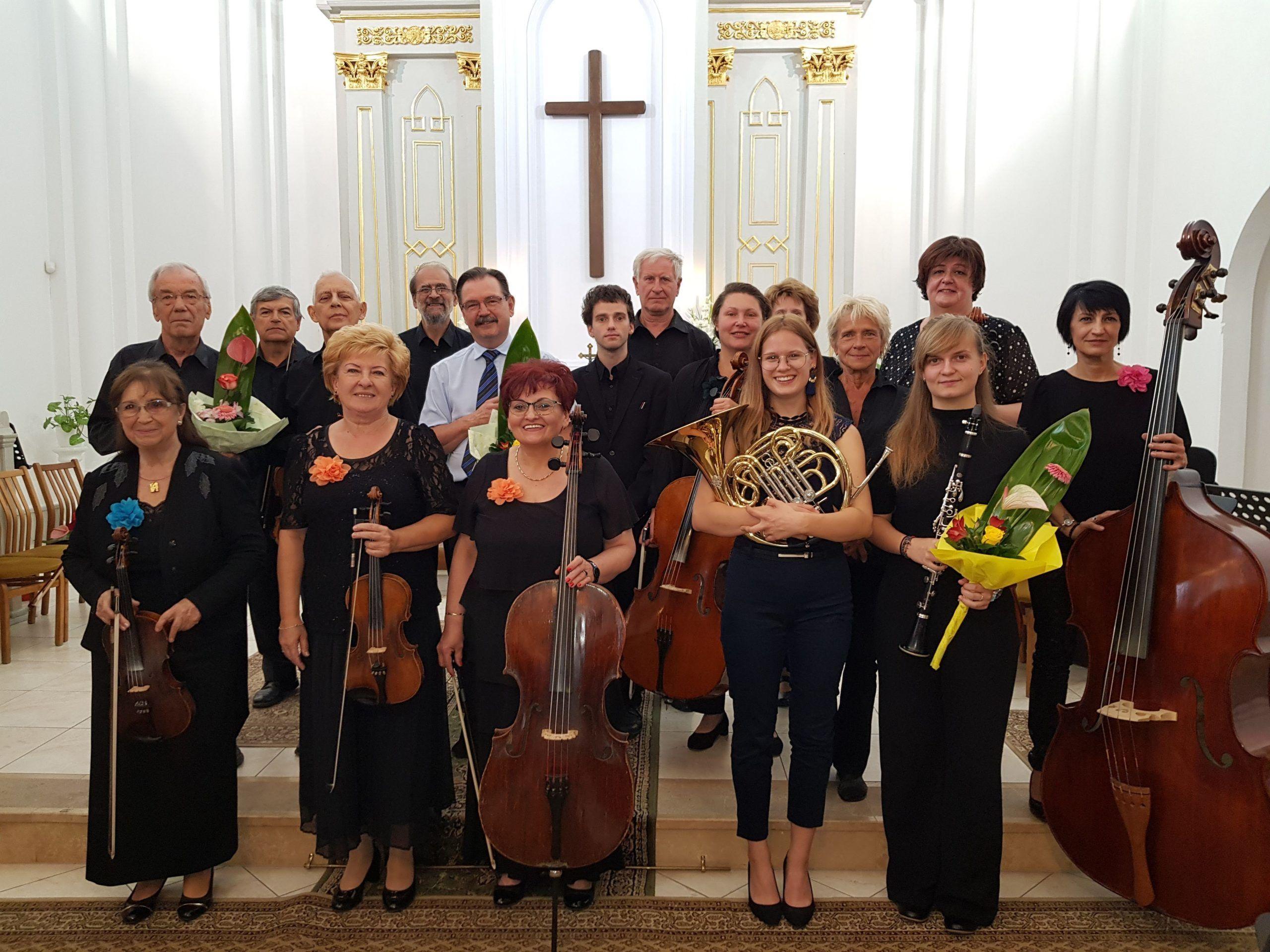 A Lakó Sándor Kamarazenekar december 18-án a Kápolna utcai nyugdíjas otthonban, december 19-én délelőtt pedig a Kecskeméti Corvin Mátyás Általános Iskola Mathiász János Általános Iskolájában játszik adventi dallamokat.