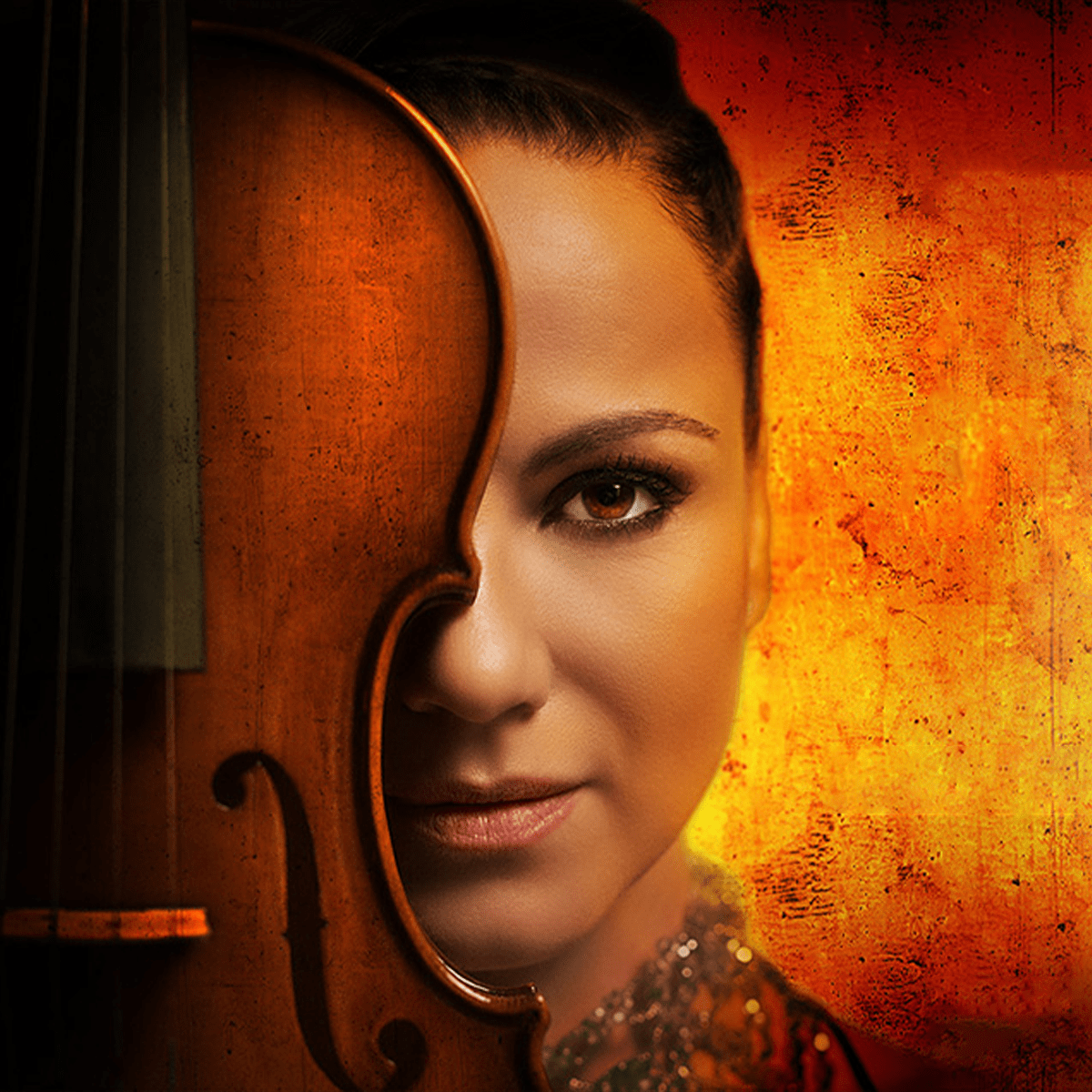 NOX - CSENDES A NOX ismét fénykorát éli. Az elmúlt években sorra aratták a sikereket: telt házas koncert a Budapest Sportarénában, fergeteges hangulat a Budapest Park színpadán, idén pedig az MVM Dome falait rengették meg. Most azonban egy másik útra lépnek és egy új arcukat mutatják meg – egy sokkal intimebb, bensőségesebb zenei világba bújtatott vándorútra invitálják a közönséget. A Csendes a NOX eddigi pályájának egyik legkülönlegesebb fejezete. A korábbi nagyszabású koncertek után most egy letisztultabb zenei környezetben, újragondolt hangszerelésben szólalnak meg a legismertebb slágerek, ritkán hallott gyöngyszemek és vadonatúj dalok – köztük olyanok is, amelyek ezen a turnén hangzanak el először. Ez a koncertsorozat nem csupán egy műsor: zenei utazás. Intim, közeli, ahol minden dal új értelmet nyer, közelebb engedve a közönséget a zenéhez, az élményhez, egymáshoz… A koncert hossza: 90 perc, szünet nélkül