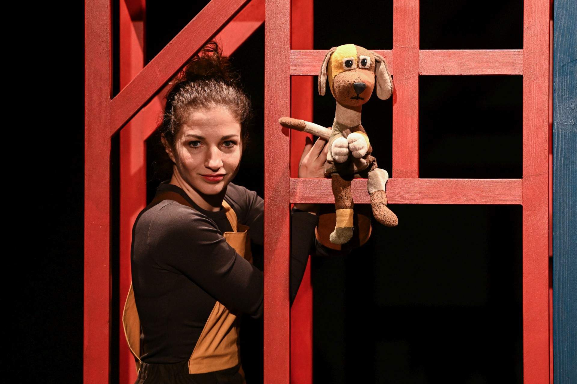 TÖRTÉNETEK A KUTYUSRÓL MEG A CICUSRÓL a Kövér Béla Bábszínház vendégjátéka A Kutyus és a Cicus együtt laknak, és mindig történik velük valami. Ez a kutya – macska barátság egyedülálló a világon, hiszen a mi Kutyusunk és Cicusunk nagyon szeretik egymást, és együtt csinálnak mindent. Együtt járnak sétálni, együtt sütnek tortát, és ha arra van szükség, együtt is takarítják ki a házukat. Igen ám, de egy Kutyusnak és egy Cicusnak semmi nem olyan egyszerű, mint az embereknek, így aztán bármiből bármilyen bonyodalom kerekedhet. A Kutyus és a Cicus pedig csak egymásra számíthat ezen a hatalmas világon. És talán egy kicsit Čapek úrra, az íróra is… Családi előadás 4 éves kortól. Belépőjegy ára: 3200 Ft, elővételben: 2700Ft