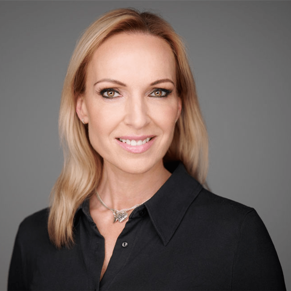 Elvarratlan szálak Dr. Almási Kitti előadása A magyarázat nélkül, vagy valamilyen fájdalmas élménnyel záruló meghatározó emberi kapcsolataink kiemelt jelentőséggel bírnak, befolyásoló erejűek abban, ahogyan magunkról gondolkodunk. Életünk során számos olyan tapasztalatot szerzünk, mely hatással van az életvezetésünkre, meghatározza félelmeinket vagy vágyainkat, és azt is, miként reagálunk egyes helyzetekben. Amennyiben nem jutunk el addig, hogy egy-egy konfliktust, vagy veszteséget elfogadjunk, ha nem értjük meg a mozgatórugókat, évekig cipelhetjük teherként a csalódottságot, értetlenséget, dühöt, fájdalmat. Az előadás során azokra a kulcsélményekre fókuszálunk, melyek hasonló elakadást hoztak az életvezetésünkben és egy-egy példán keresztül betekintünk a feldolgozás folyamatába is. Az előadás hossza: 90 perc, szünet nélkül