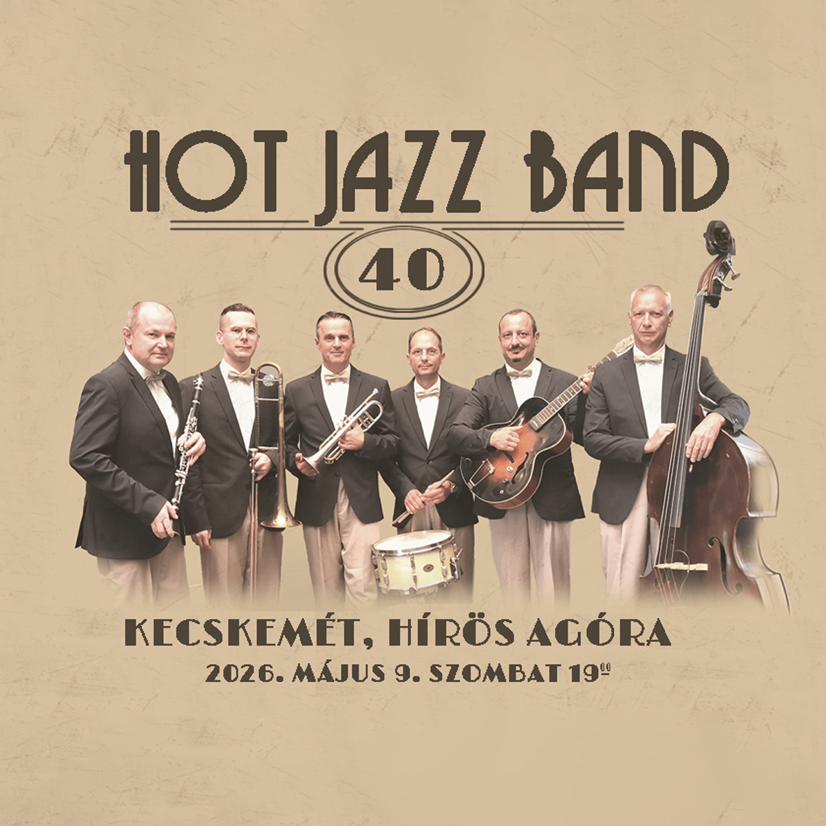 HOT JAZZ BAND KONCERT A 2025-ben 40 éves fennállását ünneplő Hot Jazz Band zenekar leginkább a korai jazz és a két világháború közötti magyar könnyűzenei termés Karády, Kabos, Jávor, Latabár filmek zenéinek korhű megszólaltatóiként ismer és szeret a hazai hallgatóság. Az 1990-es évek második felében egyedüli magyar jazz-zenekarként négy nemzetközi versenyt nyertek Franciaországban, ezek közt a legkiemelkedőbb a St. Raphael-ben megrendezett Nemzetközi New Orleans Jazz Verseny, ahol 54 zenekar közül hozták el az első díjat. Az amerikai sikerek sem maradtak el a zenekar életéből. A jazz szülőhazájában hat ízben jártak. A kaliforniai Sacramento-ban, a világ legnagyobb szabású jazz-találkozóján kétszer voltak a fesztivál legnépszerűbb zenekara. Tavaly jelent meg 14. lemezük "egy kis malac" címmel, ami főként a gyerekeknek íródott dalokból áll. A Hot Jazz Band kétszer részesült eMeRTon díjban, megkapta a Líra-díjat, a Louis Armstrong Emlékdíjat, az Ezüst Életfa díjat, 2015-ben Kossuth-díjat kapta meg. A kobuci kertben felcsendülnek majd a legismertebb feldolgozások, mint az én babám egy fekete nő, a bankban nincsen betétem, a Halló Baby vagy az Odavagyok magáért slágerek is.