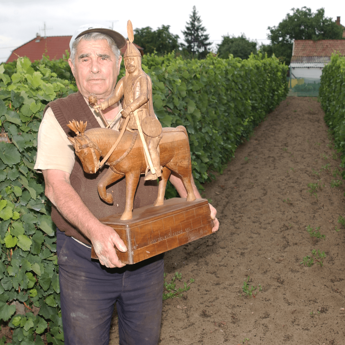 HETÉNYEGYHÁZI ARCOK – BAHGET ISKANDER fotóművész kiállítása HA HETÉNYEGYHÁZI KÖZÖSSÉGI HÁZ Baghet Iskander fotói az emberi arc és lélek mélységeit kutatják, különös érzékenységgel ragadva meg a pillanat intimitását. Munkáiban gyakran keveredik a dokumentarista szemlélet a művészi látásmóddal, így képei egyszerre hordoznak társadalmi üzenetet és esztétikai értéket. Portréiban a fény és árnyék játéka különleges atmoszférát teremt, amely kiemeli az emberi karakter egyediségét. Iskander művészete hidat képez kultúrák között, hiszen szír származását és magyar identitását egységbe olvasztva alkot. A kiállításon az utóbbi években a lakhelyén, Hetényegyházán készült alkotásaiból láthatnak válogatást. A kiállítást megnyitja: dr. Mák Kornél a Bács-Kiskun vármegyei közgyűlés alelnöke Köszöntőt mond: Barta Dóra Harangozó Gyula díjas táncművész, koreográfus, érdemes művész, a Hírös Agóra ügyvezető igazgatója Megnyitó: Hetényegyházi Közösségi Ház, december 9., kedd 17.00 Megtekinthető: 2026. február 14-ig nyitvatartási időben