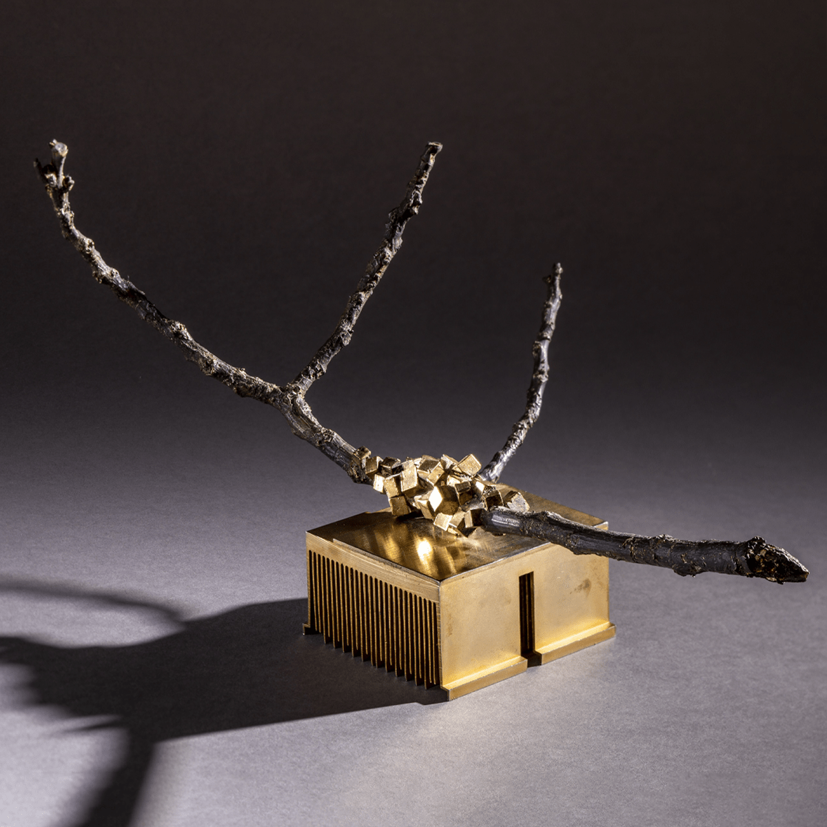 KÉNYTELEN EGYENSÚLY Gálhidy Péter Munkácsy Mihály-díjas szobrászművész kiállítása Akadémikusok a Hírös Agórában Megnyitó: Kodály terem, november 7., péntek 17.00 Gálhidy Péter Munkácsy Mihály-díjas szobrászművész KÉNYTELEN EGYENSÚLY című kiállítása az „Akadémikusok a Hírös Agórában" nagy sikerű programsorozat, legújabb állomása.  Büszke házigazdaként adunk hírt arról, hogy a Magyar Művészeti Akadémia prominens alkotói szinte már hazajárnak a Hírös Agórába, hiszen céljaink közösek: a magas szintű nemzeti kultúra reprezentációja.  A ’Kénytelen egyensúly’ elsősorban a teremtett világ organikus természeti fragmentumainak plasztikai átirataira, és az azokkal együtt álló geometrikus formák, ipari közegek, struktúrák viszonyrendszerére épülő kiállítás. A szobrászat többek között a gravitációval való szembesülésre figyelmeztet minket, leginkább a stabilitással azonosítjuk, az állandósággal, a biztos ponttal. A magyar szobor kifejezés nem idegen ettől, hisz eredetileg oszlop, karó értelemben volt használatban nyelvünkben. Mozgóképpé degradált világunkban, maga az ember által készített – és nem gyártott – forma, a térbeliségnek a statikailag olykor törékeny állapotú fizikai és metafizikai megjelenései is. Erős, és egyre erősebb kapcsolatot mutathatnak a természet jelenségeivel. E távolodó jelenségek közelhívása pedig, éberen tarthatja figyelmünket arra is, hogy a természet természetfeletti eredetéről ne mondjunk le a természetalatti kedvéért. A hagyományban az oszlop, az égig érő fa a vertikális szimbolika fizikai és szellemi oldalát is megvilágítja. A spiritualitást előtérbe helyező szobrász eldöntheti, hogy ez a vertikalitás a fizikai, vagy indirekt módon a szellemi térben nyilvánuljon meg. A kiállítást megnyitja: Polgár Botond Munkácsy-díjas szobrászművész Köszöntőt mond: Barta Dóra, Harangozó Gyula díjas táncművész, koreográfus, érdemes művész, a Hírös Agóra ügyvezető igazgatója Megtekinthető: november 30-ig hétfőtől-szombatig, 10-19 óráig Támogatók: Magyar Művészeti Akadémia, Nemzeti Kulturális Alap