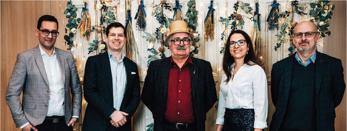 KIKELET — TAVASZKÖSZÖNTŐ NÉPZENEI EST A kikelet a megújulás ideje, az ébredő természeté, amikor a dallamok is újra utat találhatnak az emberhez. Meghívott vendégeink a magyar népzene különböző tájegységeinek autentikus zenei anyagából válogatják repertoárjukat. Az est során a résztvevők testközelből élhetik meg a népzene változatosságát, a dallamok és ritmusok gazdagságát, a zene erején keresztül érzékelve a természethez fűződő kapcsolat szépségét, népzenei hagyományunk jelenkorban is aktuális közösségi szerepét. A Hegedűs Együttes koncertje Közreműködnek a Kecskeméti Kodály Zoltán Ének-zenei Általános Iskola, Gimnázium, Szakgimnázium és Alapfokú Művészeti Iskola népzenei tanszakának növendékei A koncerten való részvétel ingyenes!