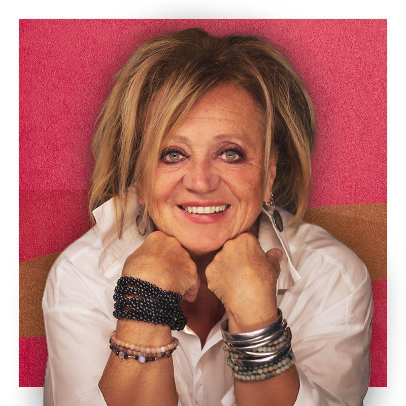 Kötetlenül CSÁKÁNYI ESZTERREL Aki kérdez: Csáki Judit kritikus, író, dramaturg Aki válaszol: Csákányi Eszter Kossuth- és Jászai Mari-díjas magyar színésznő, érdemes művész, a Halhatatlanok Társulatának örökös tagja Újdonság! Kötetlenül – beszélgetéssorozat a Hírös Agórában A Hírös Agóra új sorozatot indít Kötetlenül címmel, ahol különleges találkozásokra hívjuk a közönséget: a magyar színház- és filmművészet kiemelkedő alakjai mesélnek pályájukról, hivatásukról és mindarról, ami a reflektorokon innen és túl meghatározza életüket. A beszélgetőtárs Csáki Judit, elismert kritikus és újságíró, aki évtizedek óta figyeli és ismeri a hazai színjátszás legfontosabb szereplőit. A sorozatban nemcsak művészi útjaikról, sikereikről és döntéseikről esik szó, hanem azokról az emberi pillanatokról is, amelyek a színpadon kívül formálják őket. A Kötetlenül célja, hogy közelebb hozza a nézőkhöz azokat a művészeket, akiket gyakran csak szerepeikben ismerünk – most azonban őszintén, személyesen, kötetlenül szólalnak meg. Első vendégünk: Csákányi Eszter, Kossuth- és Jászai Mari-díjas színművész, a magyar színházi élet meghatározó alakja. Egy este, ahol humor, bölcsesség és életút találkozik – kötetlenül, szívből, emberien. Helyszín: Hírös Agóra Otthon Mozi Időpont: 2025. november 26., szerda 19.00 Jegyek kaphatók: www.hirosagora.hu A Kötetlenül sorozat 2026 februárjában folytatódik. Ki lesz a vendég? A novemberi előadás végén ez is kiderül.