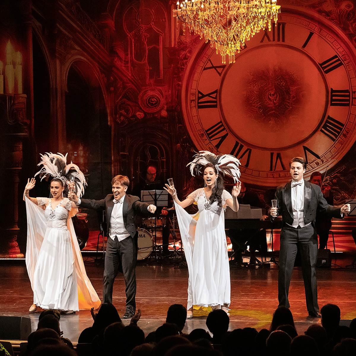 “Jókedvvel, bőséggel “ Operettgála A Monarchia Operett előadása Operett, hungarikum - Egy ízig-vérig magyar műfaj, amelyet az egész világon ismernek, szeretnek, énekelnek. Szerelem, romantika, humor - vidámság, csodálatosan megkomponált dallamok, pazar egyedülálló látvány világ,a Monarchia Operett védjegyének számító pompás és a csillogó kosztümök, valamint a Monarchia Operett Színház sztár szólistái, akiket évek óta szeret és visszavár a közönség. 2025 Jubileumi Randevú az operettek királyaival Kálmán Imre, Lehár Ferenc és a 125 éve született Johann Strauss legszebb és legismertebb melódiái egy 2 felvonásos szuper produkcióban. Csárdáskirálynő, Marica grófnő, Bajadér, Cirkuszhercegnő, a Víg özvegy, a Mosoly országa, Denevér, Cigánybáró Világhírű operettek, varázslatos dallamok, csodálatos ritmusok a műfaj legjobb előadóinak tolmácsolásában. Köszöntsük együtt az újévet a legnépszerűbb keringőkkel, polkákkal, vad tangókkal, és a kihagyhatatlan dübörgő magyar csárdásokkal! A Monarchia Operett Színház vadonatúj gálaműsora fényűző paloták világába kalauzolja el a nézőket a, ahol az elegáns bécsi keringők közepette megjelennek a magyar nemesek és tetőfokára hág a tüzes hangulat és a magyar vircsaft. 2 óra kalandozás a keringők királyainak városaiba: Megidézzük Sissi bécsi keringő báljait, de elénk tárul a békebeli Budapest időszaka is, ahol egy felejthetlen estére életre kelnek az arisztokraták, kiderülnek a királynők, hercegnők titkos történetei, megjelenik egy igazi magyar cigánykaraván is, de megmutatjuk azt is, hogy hogyan is vígadnak a magyarok. Mindez humorral, vidámsággal, romantikával fűszerezve, fülbemászó dallamokkal és az operett csodálatos szórakoztató világával, percenként változó látványképpel és a Monarchia Operettől megszokott csodálatos jelmezekkel. Közreműködnek a Monarchia Operett szólistái és zenekara.