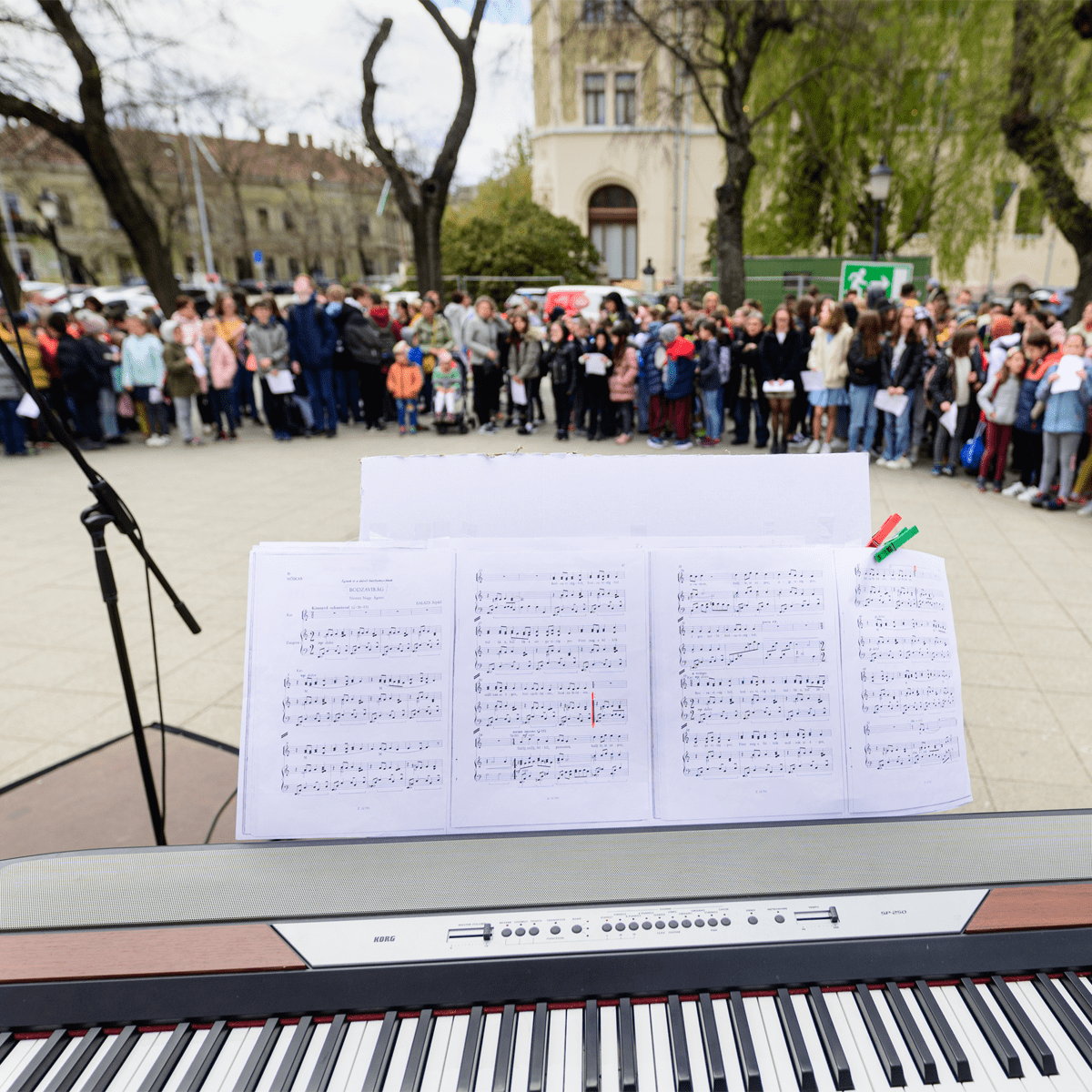 Nagy Versmondás a Költészet Napja tiszteletére Helyszín: Kecskemét – Főtér A Kecskeméti Hírös Agóra Kulturális, Művészeti és Ifjúsági Központ Nonprofit Kft. valamint a Kecskeméti Drámapedagógiai Műhely idén 30. alkalommal rendezi meg a Versmondók Találkozóját, melynek keretén belül a Költészet Napja alkalmából mindenkit szeretettel várunk egy NAGY versmondásra. A nagy közös költészeti ünnepen három költő verse, illetve versrészlete fog felcsendülni akiknek ebben az évben emlékezünk meg születésének kerek évfordulójáról Zelk Zoltán 120. Buda Ferenc és, Csukás István 90. A műsorban közreműködnek: -Kodály Iskola Antanténusz Gyermekkórusa karnagy: Szegedi Ildikó -Palotás Endre (szaxofon, ének), Pelle József (gitár) Mikecz Álmos (kahon) A verseket előmondja: Buda Ádám a költő fia Gyülekezés: április 15-én, szerdán 13.45 óráig a Városháza előtt. Főpróba: 14.00 óra Várunk szeretettel minden verset kedvelő kicsit és nagyot! A program támogatója a Nemzeti Kulturális Alap.