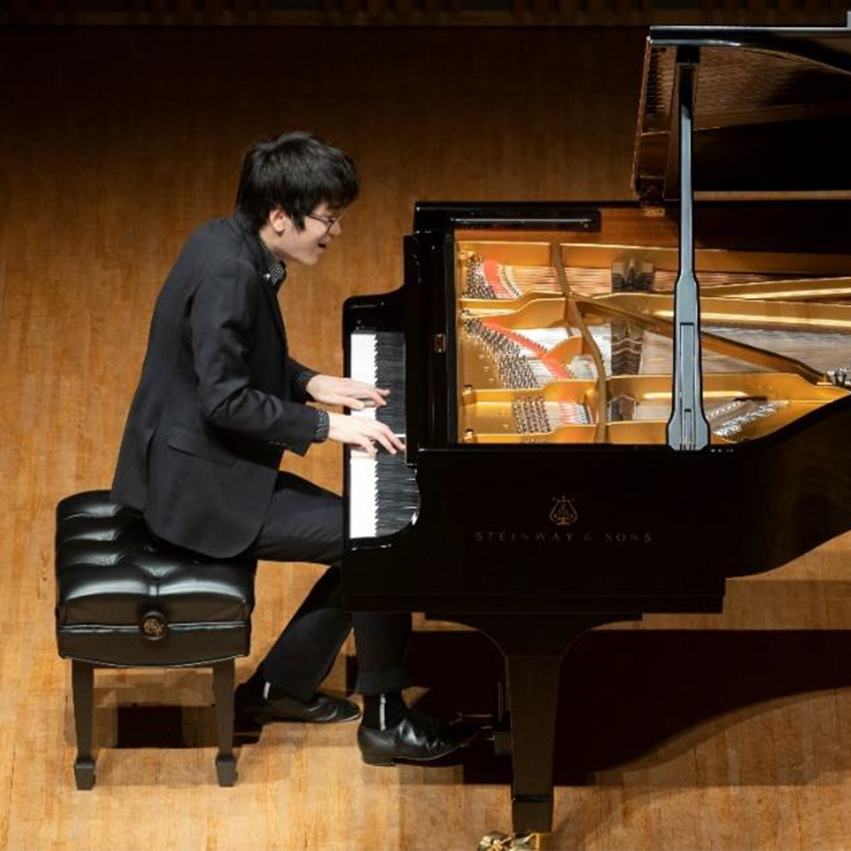 Szapporótól Kecskemétig - Takuma Onodera zongoraestje plakát az előadóval a zongoránál